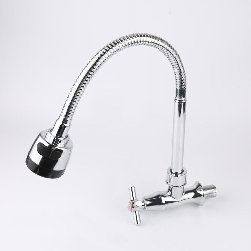 Robinet flexible de cuisine de bec froid seulement avec le pulvérisateur de deux fonctions fixé au mur dans Chrome