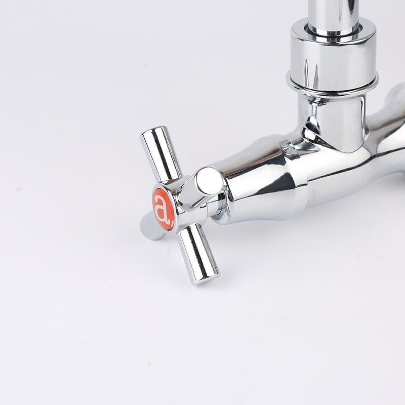 Robinet flexible de cuisine de bec froid seulement avec le pulvérisateur de deux fonctions fixé au mur dans Chrome
