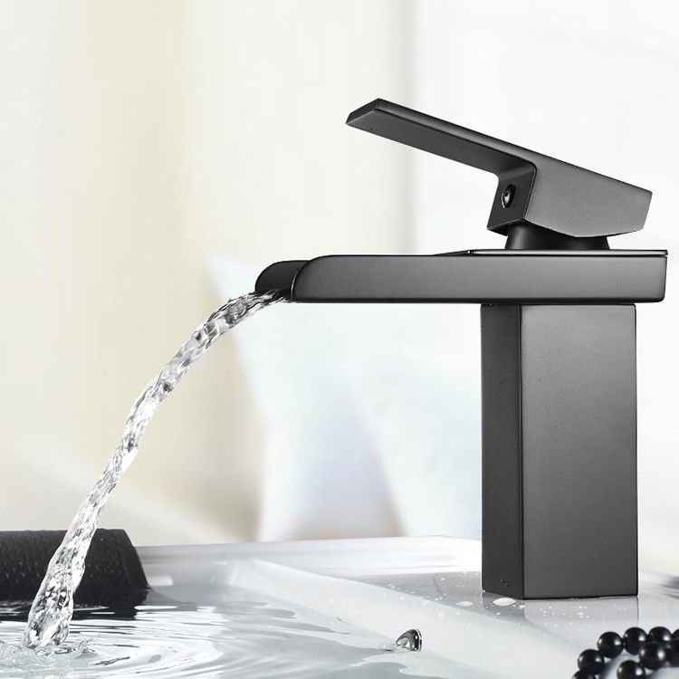 Mélangeur simple de bassin de poignée de trou simple de cascade de l'acier inoxydable SUS304 dans Chrome Matte Black