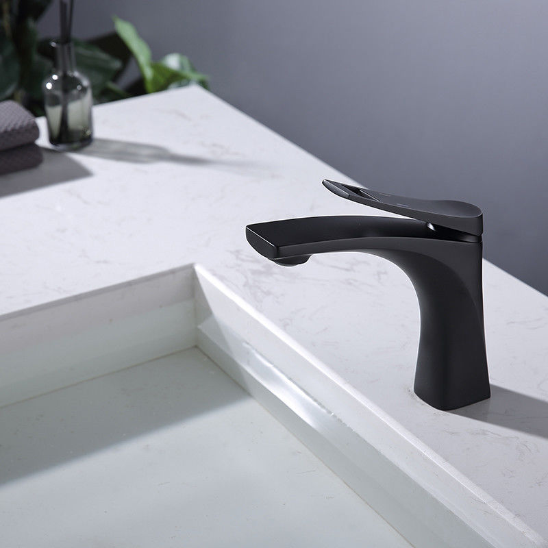 Mélangeur simple de bassin de poignée de trou simple moderne en laiton dans Chrome Matte Black Gold Grey